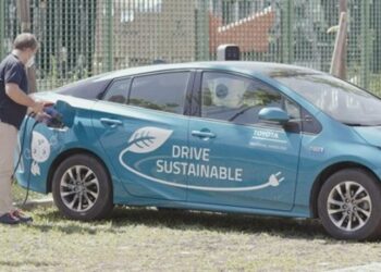 Toyota Material Handling Manufacturing Italy e mobilità sostenibile: disposte colonnine elettriche nel parcheggio aziendale.