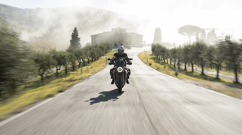 Un tour nella valle del Chianti con moto elettrica promosso da ABB E-mobility