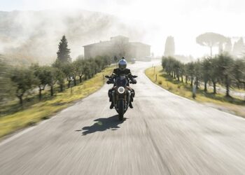 Un tour nella valle del Chianti con moto elettrica promosso da ABB E-mobility