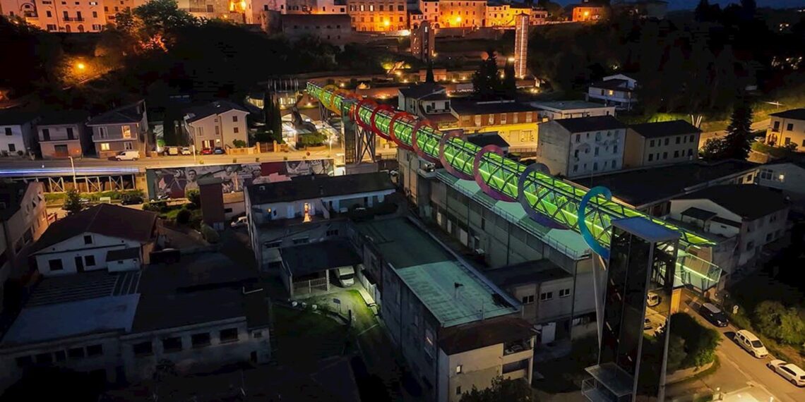 L’illuminazione scenografica della passerella di Peccioli realizzata con ABB-free@home®