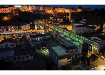 L’illuminazione scenografica della passerella di Peccioli realizzata con ABB-free@home®