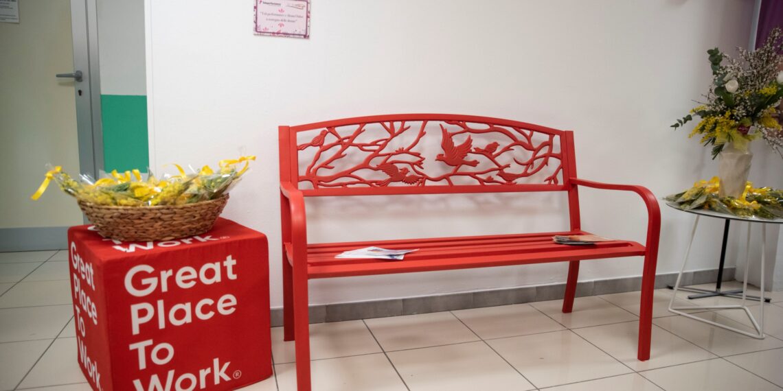 Teleperformance Italia ha inaugurato la Panchina Rossa del Meridione nella sede di Taranto.