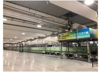 Idrogeno verde per decarbonizzare l’industria ceramica: accordo Iris-Edison Next per H2 Factory