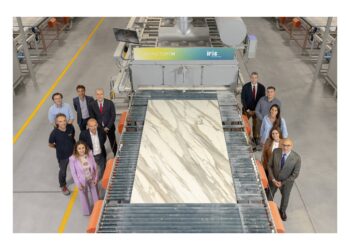 Iris Ceramica Group e Edison Next realizzano la prima lastra ceramica al mondo al mondo con idrogeno verde
