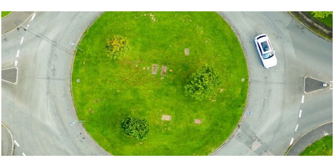 Deloitte: per gli italiani la scelta per la mobilità sostenibile è l’ibrido