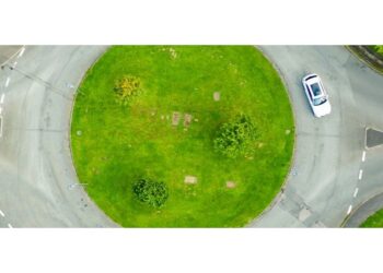 Deloitte: per gli italiani la scelta per la mobilità sostenibile è l’ibrido