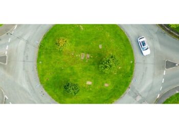 Deloitte: per gli italiani la scelta per la mobilità sostenibile è l’ibrido